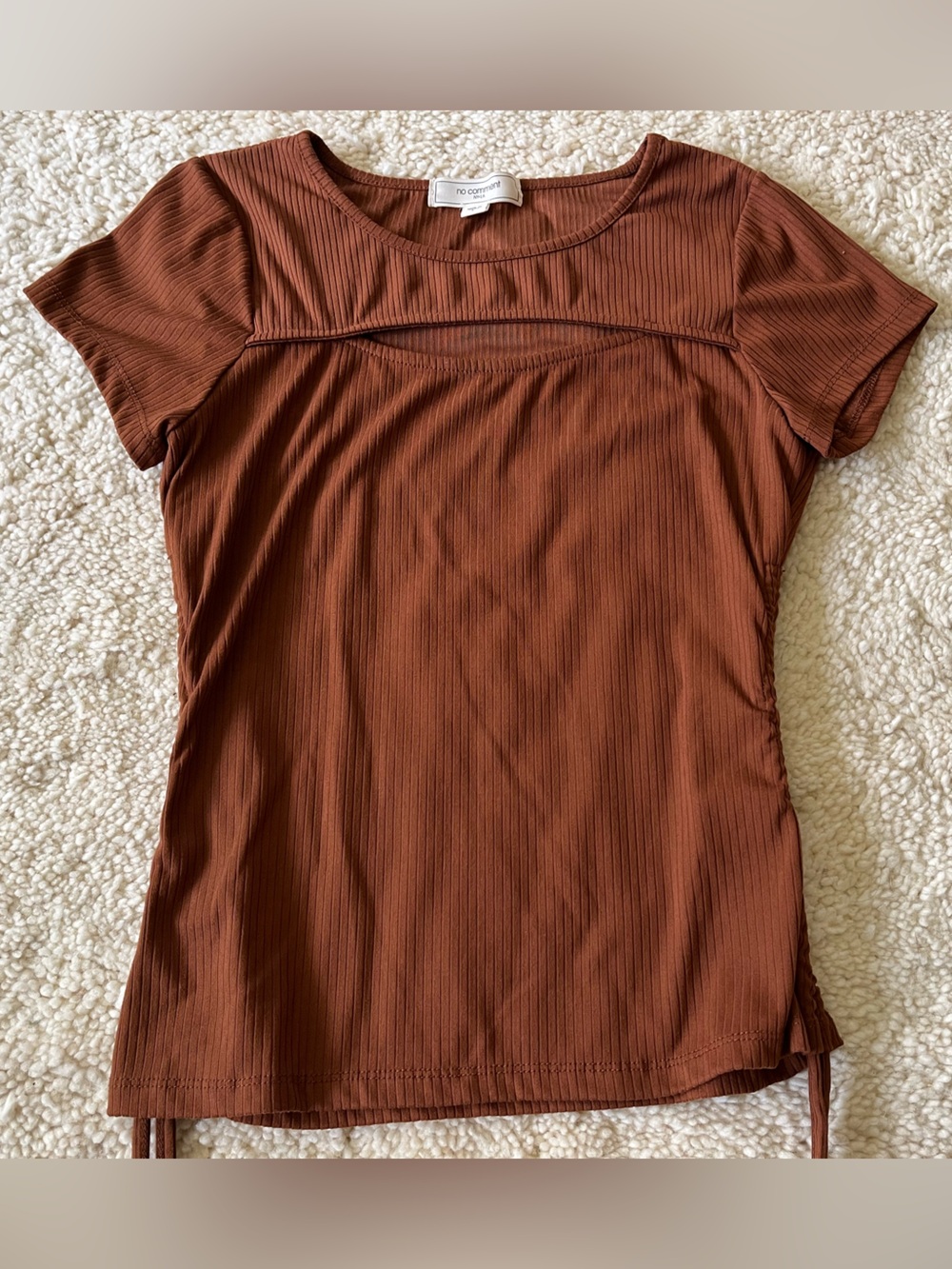 No Comment Sz L Short Sleeve Cut Out Ribbed Tee Rust Brown Ruched at Sides. NEW